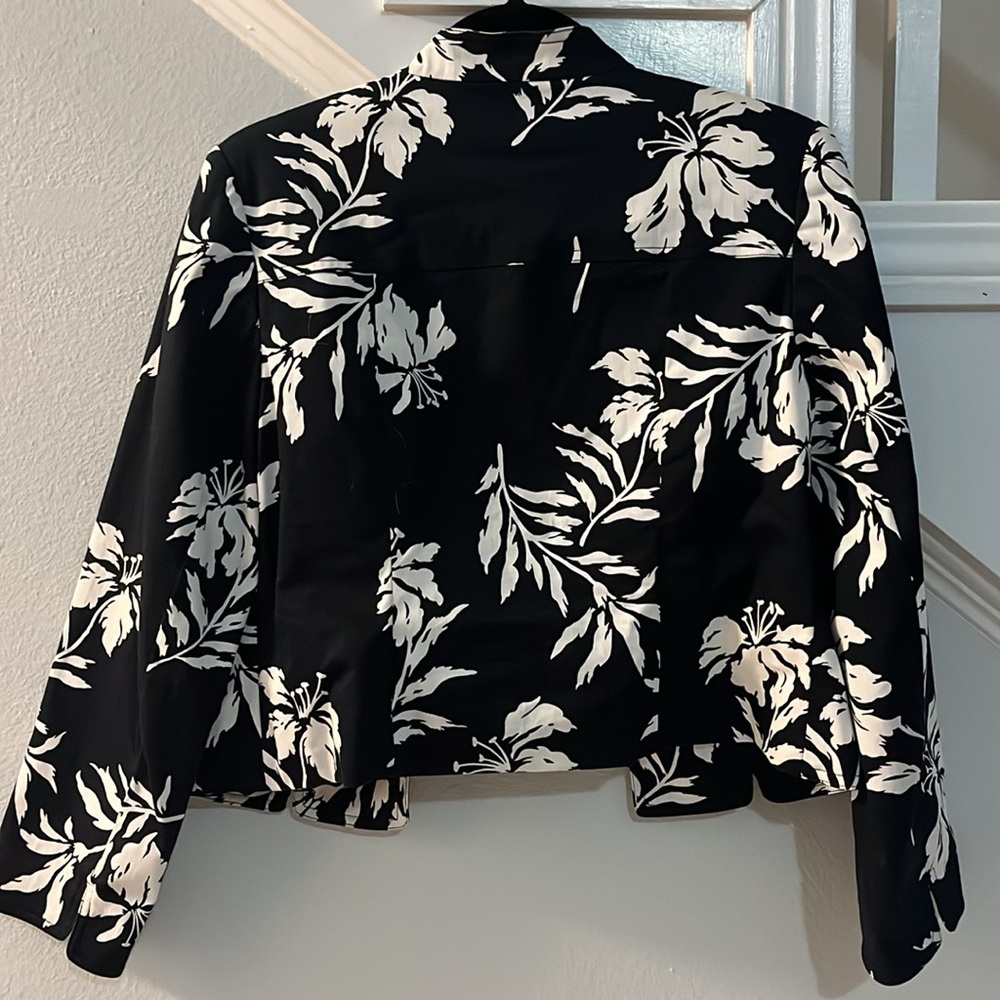Christina Hope Black and White Floral Blazer - Picture 7 of 10